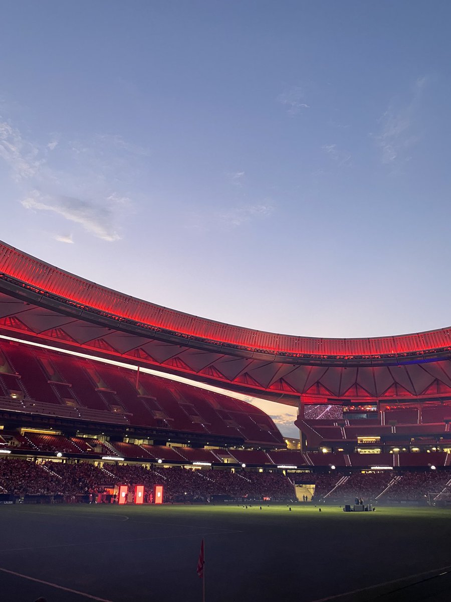 estix_021's tweet photo. Ayer hice estos fotones en el Metropolitano, Twitter haz tu magia y ayúdadme a encontrar a las personas. ❤️🤍 #nochedebienvenida #AtleticoMadrid #AupaAtleti 
Sector 127- filas 3, 4 y 5 https://t.co/z9DaCbtQK1