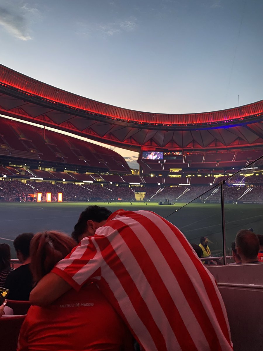 estix_021's tweet photo. Ayer hice estos fotones en el Metropolitano, Twitter haz tu magia y ayúdadme a encontrar a las personas. ❤️🤍 #nochedebienvenida #AtleticoMadrid #AupaAtleti 
Sector 127- filas 3, 4 y 5 https://t.co/z9DaCbtQK1