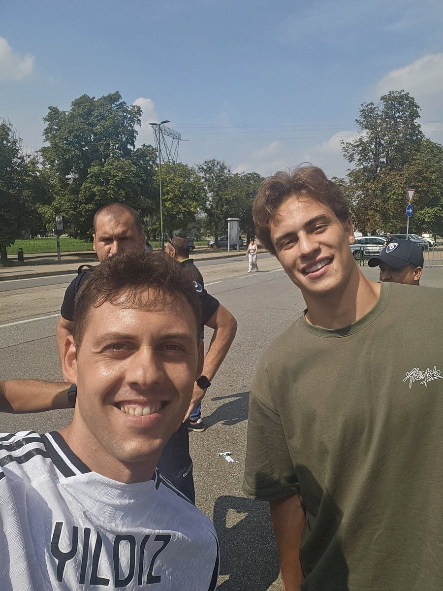 Theao99's tweet photo. IDOLO, GRAZIE. 🤩😍
#KY10 #Yildiz #ThiagoMotta #Giuntoli #Juventus
@alecro99 @AlfredoPedulla @AroundJuventus @Campanelli11 @ColpogobboYtube @Danibe23 @dariopelle3 @EdoardoMecca1 @romeoagresti @juanito92x @ilbianconerocom @maghetto_94 https://t.co/nqdfP5yRNj