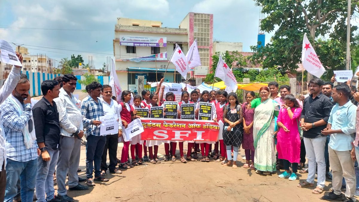 sfimaha's tweet photo. महिला अत्याचाराच्या विरोधात SFI-DYFI चे बीड जिल्हाधिकारी कार्यालयावर तीव्र निदर्शने आंदोलन https://t.co/6Jqdoxd4tK