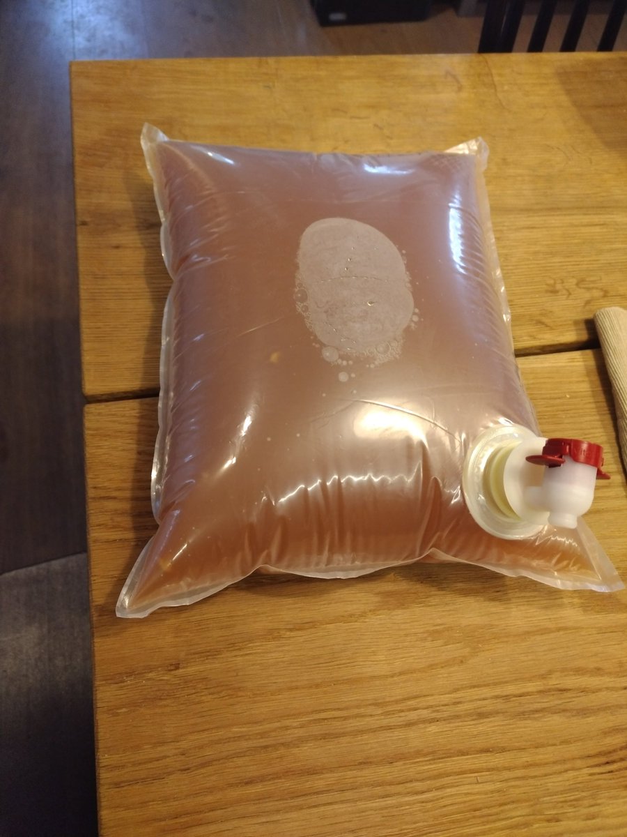Kirjalainenm's tweet photo. Nyt olisi noin 200 litraa omenamehua. Enää pitäisi juoda pois. #hamsterit https://t.co/yWMDsqdoWa