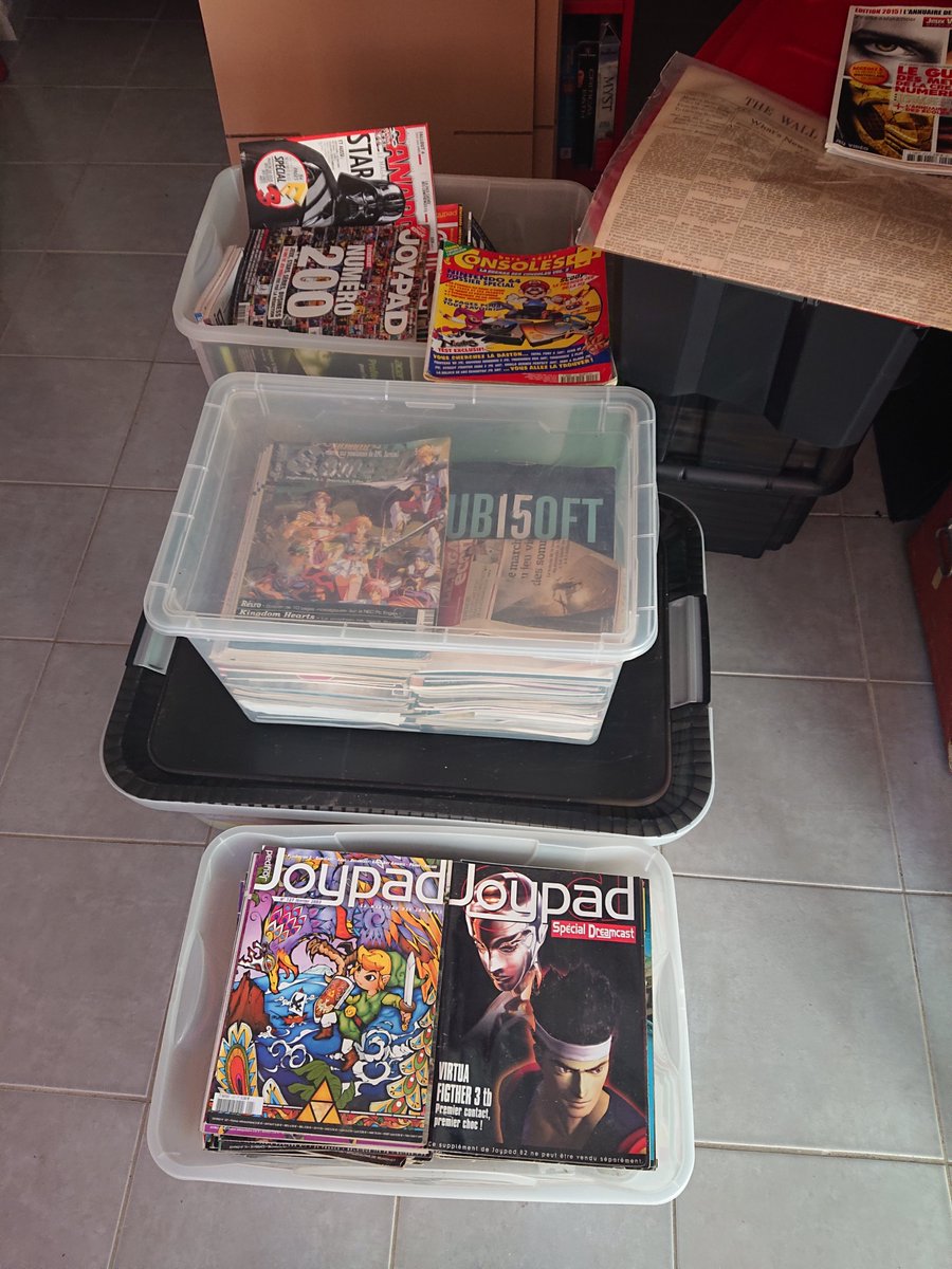 (1/3) En emménageant à Chalon-sur-Saône, notre salarié Guillaume n'est pas venu les mains vides !! Issues d'années d'achats, ce sont plusieurs centaines de magazines, entre autre des Joypad, des Playmag, des Consoles +, des Gameplay et autres qui rejoignent les étagères du CNJV !