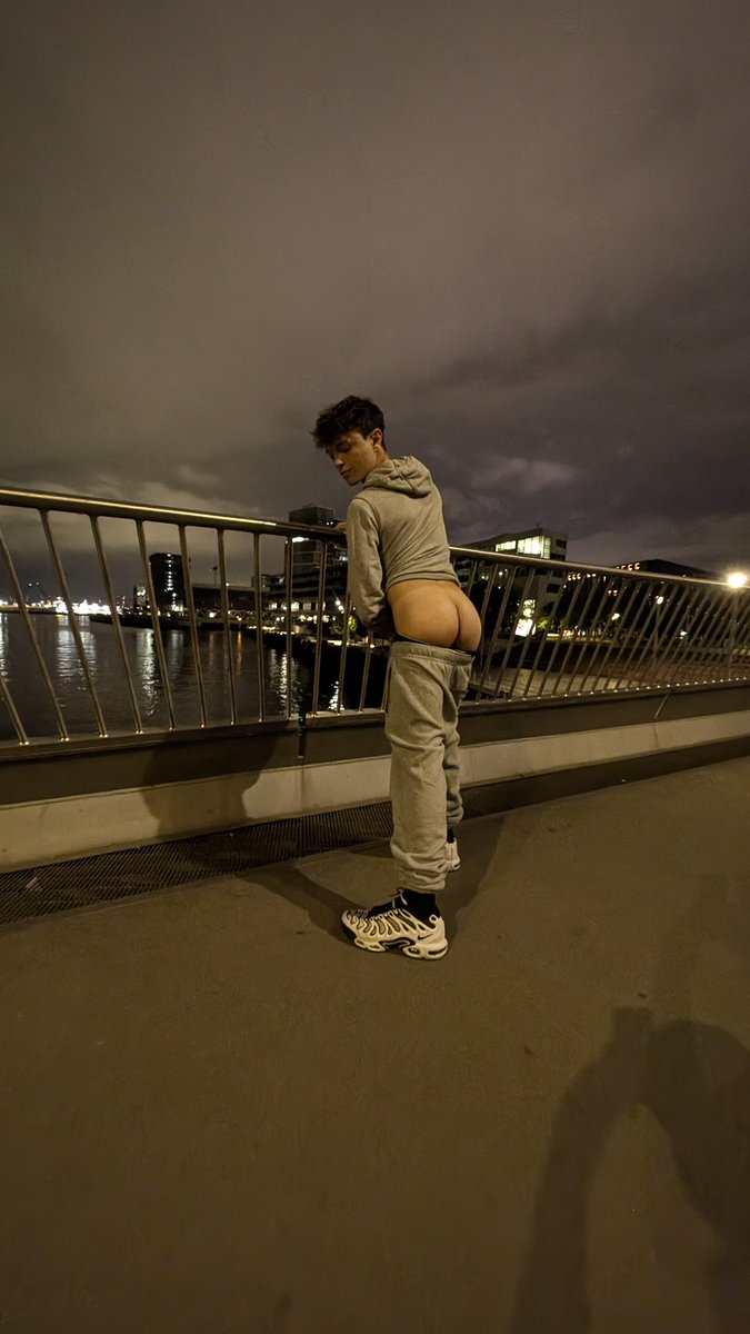 bnnytwnk's tweet photo. rt if u wanna take a walk w me 😈 https://t.co/oVBnfWSOFo