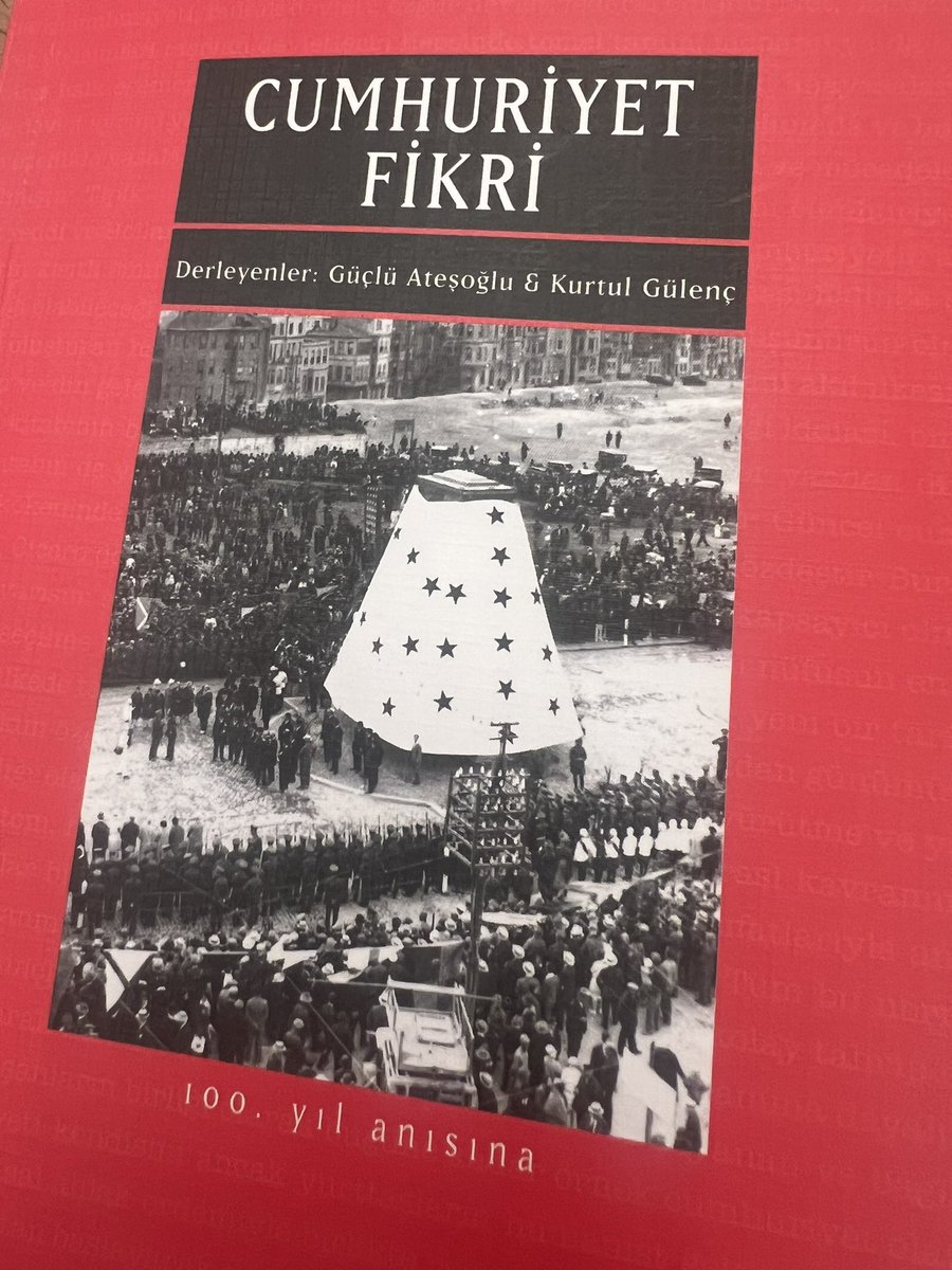 bburaksavas's tweet photo. “Kaldı ki, her türlü despotluğun ve zümre iktidarlarının dahi cumhuriyet ülkesi oldukları iddiasına bakılırsa bu sözcük, her türden şarlatan ve yalancının dilinde rahatça yer bulabilen bir anlamsızlıkla kullanılıyor. Yine de baştan beri bu sözcüğün ifade ettiği bir potansiyel yapılanmaya ve yaşama gönül verenlerin yükledikleri anlam yok olmuş değil, az ya da çok yıpranmış ve tahrif edilmiş olsa da gerçek cumhuriyetin özgürlüğünün ne olması gerektiği, sermaye egemenliğinin özgürlüğü yıkıcı, yanılsatıcı, yabancılaştırıcı gücünü alt etmek gerektiği bilinciyle zihinlerde yaşıyor ve kavga konusu olmayı sürdürüyor” 

-Arif Çağlar (Cumhuriyet Fikri, s.17)