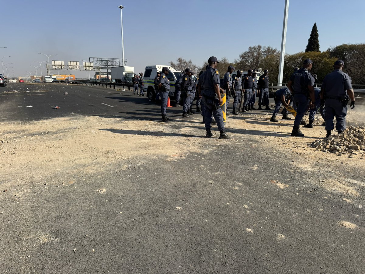 visiontactical's tweet photo. 🚨 Update!🚨
Members, along with @SAPoliceService Public Order, are busy clearing the rubble dumped on the freeway and preparing to reopen the highway to traffic.
#TrafficUpdate #StaySafe #ProtestCleanup #HighwayReopening 🚔🚧 https://t.co/5BzHBdAqlm