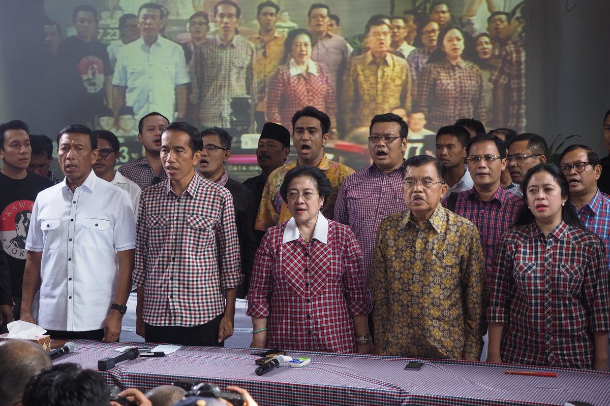 edwardsuhadi's tweet photo. ��Mas, besok aku daripada nganggur abis nyoblos, ikut dong, ke mana kek…”

Itu pesan singkat saya sehari sebelum pencoblosan pemilu 2014 ke Mas Anies.

Beliau dan saya waktu itu adalah relawan Pak Jokowi. Beliau juru bicara resmi, saya mah cuma ‘tukang ngonten’ kalau istilah sekarang.

Sehabis nyoblos, saya ikut beliau ‘ngider’.

Kalau teman2 inget, ada klaim kemenangan quick count dari kubu lawan. Inget insiden sujud syukur? Suasana tegang.

“Kita mau ke mana?”

“Ke rumah Ibu Mega. Ada konferensi pers.”

Waduh, deg-degan saya. Tapi ya seneng juga. Kapan lagi kan, biasanya ke Taman Anggrek kali ini ke rumah Ibu Megawati?

Suasana masuk sesak susah bergerak. Tapi karena saya bareng jubir resmi, ya bisa masuklah. Juga karena bawa-bawa kamera layaknya juru foto resmi juga kali, hehe… 

Kita semua berkumpul di sebuah ruangan yang lebih sesak lagi, penuh dengan relawan dan media.

Di ruangan itulah, saya pertama kali melihat Pak Jokowi dengan mata kepala sendiri.

Kalau inget sekarang, rasanya terharu.

Ini dia sosok yang saya dan teman2 relawan perjuangkan habis-habisan supaya menang.

Saya ingat merasa senang, melihat beliau yang gugup dan diam dan kayaknya merasa out of place duduk di meja yang penuh dengan para tokoh negara itu.

“Ini dia nih, salah satu dari kita.”

Ketika sedang bernyanyi Indonesia Raya, saya ingat sungguh-sungguh membisikkan pesan buat beliau dari hati saya,

“Nitip Pak. Nitip Indonesia.”

.

.

Ini hanya sedikit cerita, dari foto2 yang saya lagi lihat2 di harddisk saya. Saya lirik tanggalnya, 9 Juli 2014, hampir persis 10 tahun lalu.

Jujur saya tidak kecewa, atau patah hati sampai gimana2 sama manusianya.

Mungkin karena saya sering mengaca juga, dan sering masih merasa malu melihat manusia yang ada di dalam sana.

Tapi jujur, ketika titipan harapan saya itu kandas, patah hati juga saya dibuatnya.

Walau memang, tidak lama.

Karena semakin tua, saya semakin sadar, bahwa yang saya bela, memang bukan manusianya, bukan presidennya, bukan tokohnya.

Saya sadar, dalam kekurangan saya, dalam keburukan saya, yang saya selalu cintai, adalah negeri ini.

.

Terus berjuang. Jangan menyerah untuk masa depan Indonesia.

💙🇮🇩