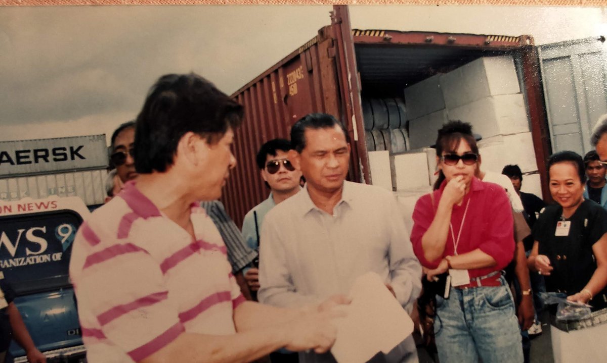 bboomerjourno's tweet photo. #Encomium — praising late Commissioner Mison for his untiring effort in the drive against #smuggling & #corruption in MLA's premier ports. During his tenure as 80s Commissioner of Customs, I was a reporter for IBC 13 covering Customs/Immigration beats. 🌹 https://t.co/hIL0ouruUW