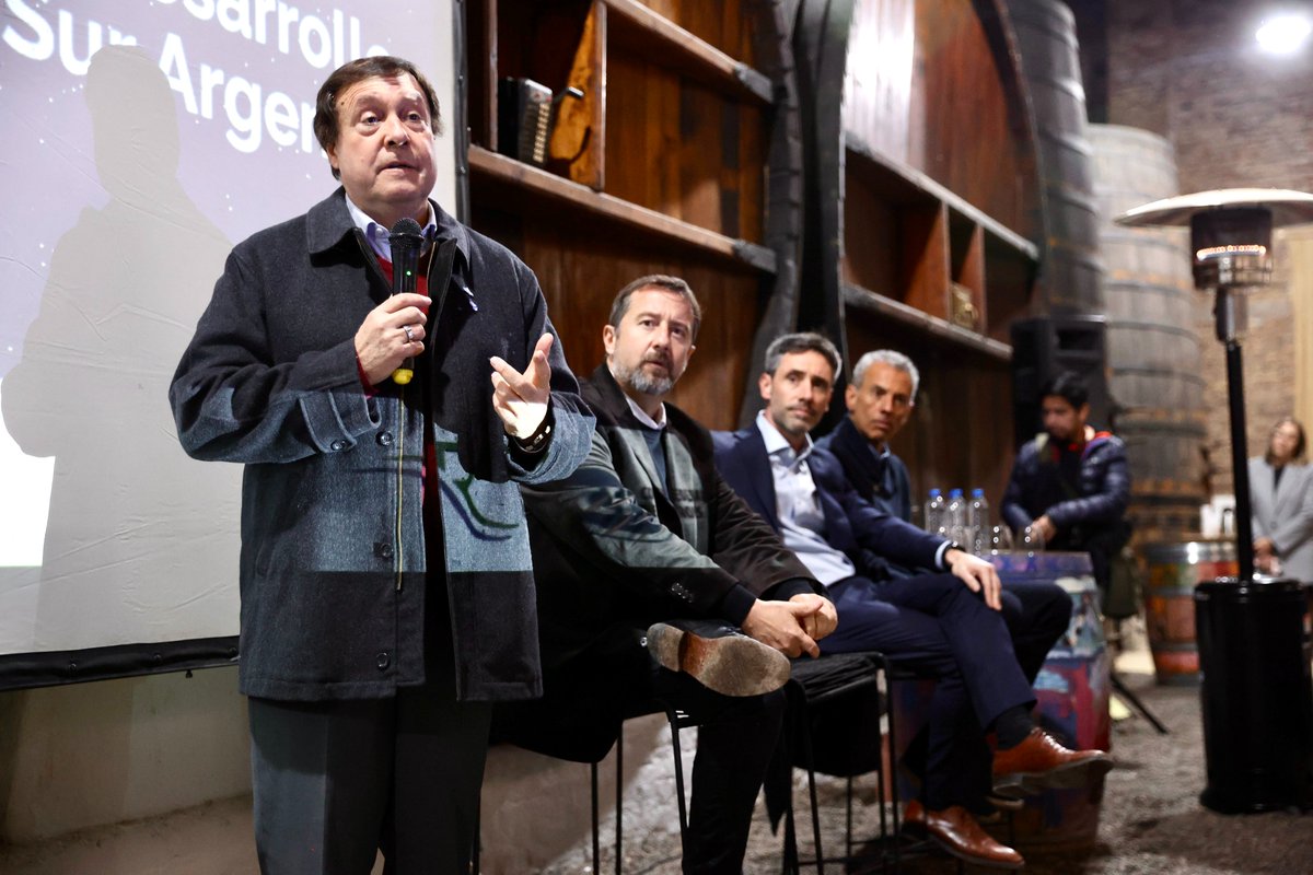 CFI_Argentina's tweet photo. Presentamos resultados del estudio de caracterización vitivinícola de Rio Negro, Chubut, Neuquén y La Pampa en la Jornada para el Desarrollo Vitivinícola del Sur Argentino que organizamos junto a @RioNegroGob y @COVIAR1. https://t.co/TNxyRtoRkW