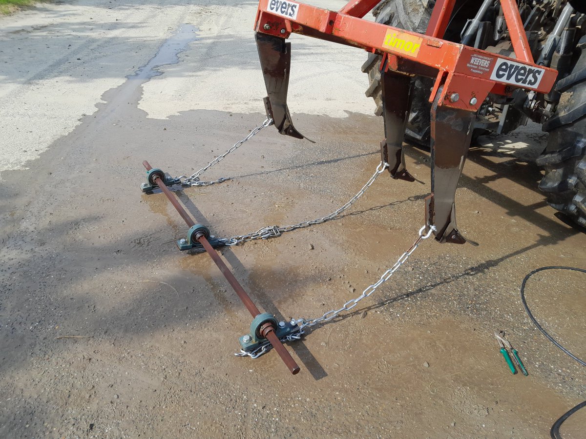 FJdeHaan's tweet photo. Projectje mechanische distelbestrijding. Lijkt aardig gelukt. Hopelijk sterft het genoeg af. #akker https://t.co/dgKEWBKdBL