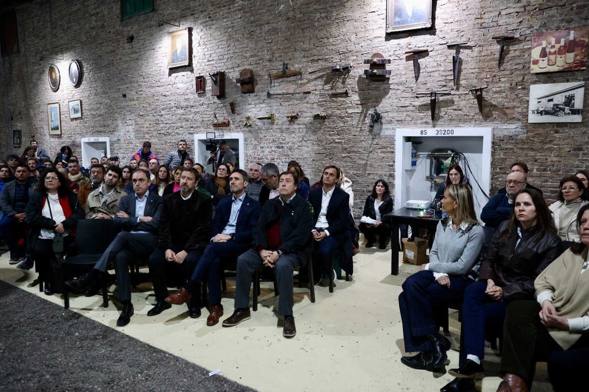 CFI_Argentina's tweet photo. Presentamos resultados del estudio de caracterización vitivinícola de Rio Negro, Chubut, Neuquén y La Pampa en la Jornada para el Desarrollo Vitivinícola del Sur Argentino que organizamos junto a @RioNegroGob y @COVIAR1. https://t.co/TNxyRtoRkW