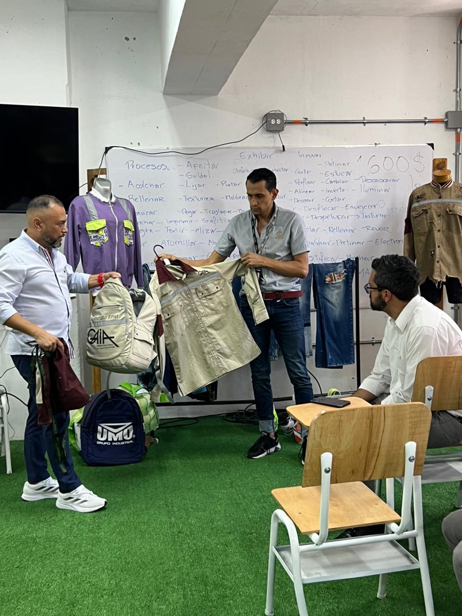 INPEC_Colombia's tweet image. 📍 #Pedregal | El viceministro de Política Criminal, Camilo Umaña, visitó el Complejo Carcelario con el propósito de reunirse con las personas privadas de la libertad y recorrer el área de #Maquila de #CREATEX, donde las PPL redimen condena y le dicen ¡SÍ! a la resocialización.👏