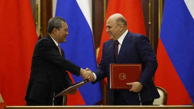 Главы правительств России и Китая пообещали обеспечить «бесперебойные» расчеты frankmedia.ru/175187?utm_sou…