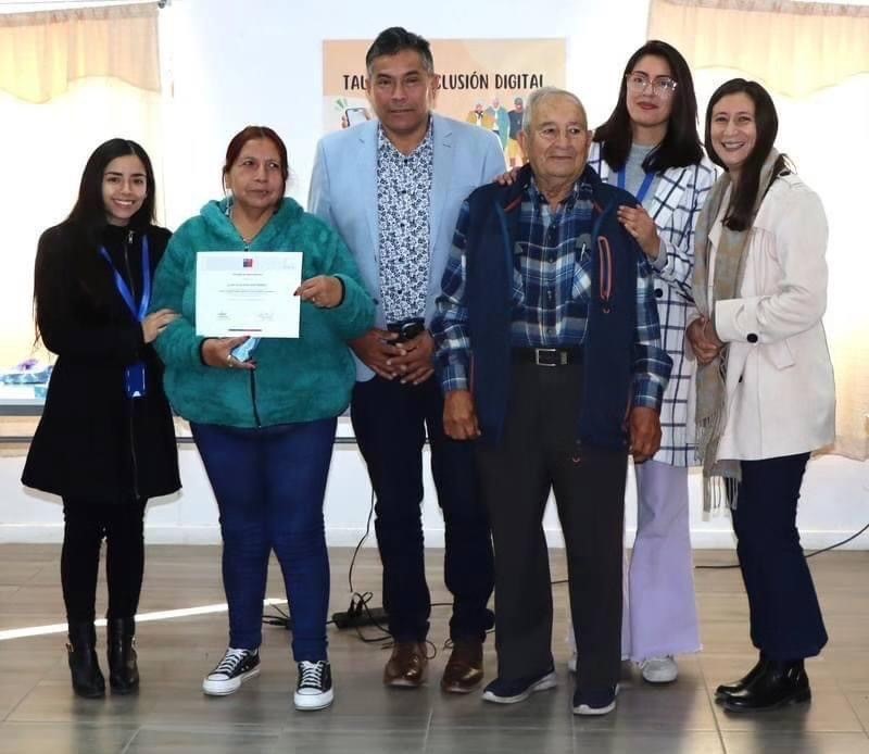 SenamaAtacama's tweet photo. Así finalizó la certificación del Taller de Inclusión Digital en la comuna de Alto del Carmen. Las personas mayores valoraron esta iniciativa que busca reducir la brecha digital en las personas mayores, que los ayudará a tener mayor autonomía. https://t.co/J52MmCB4EH