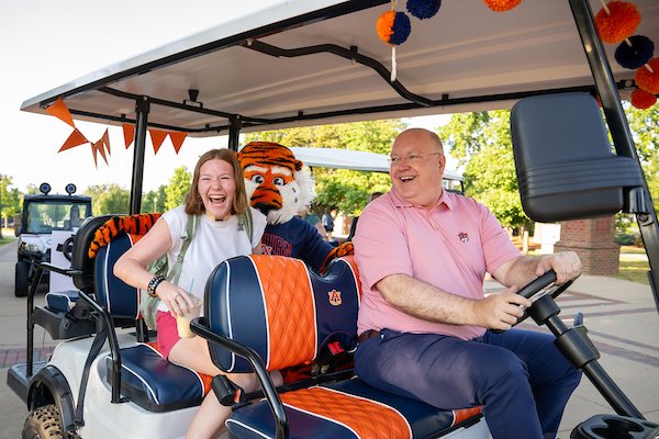 AuburnU's tweet image. So this happened on Monday...😎

President Roberts and Aubie carted members of the #AuburnFamily to class, welcoming students back to campus &amp;amp; kicking off the first day of fall semester. #WarEagle