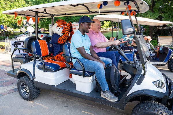 AuburnU's tweet image. So this happened on Monday...😎

President Roberts and Aubie carted members of the #AuburnFamily to class, welcoming students back to campus &amp;amp; kicking off the first day of fall semester. #WarEagle