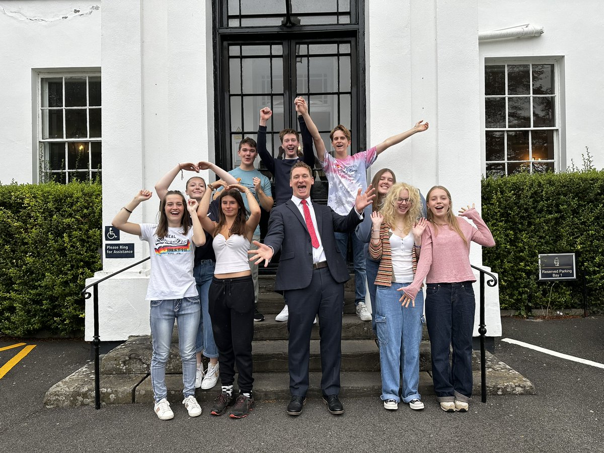 The results are in! Well done Year 11 on your fantastic achievements this #GCSEResultsDay, with 86% of results graded at 9-4 🤩👏 Check out our full results here 👉 sidcot.org.uk/results-leaver… #ResultsDay #Year11 #SixthForm #GCSEs