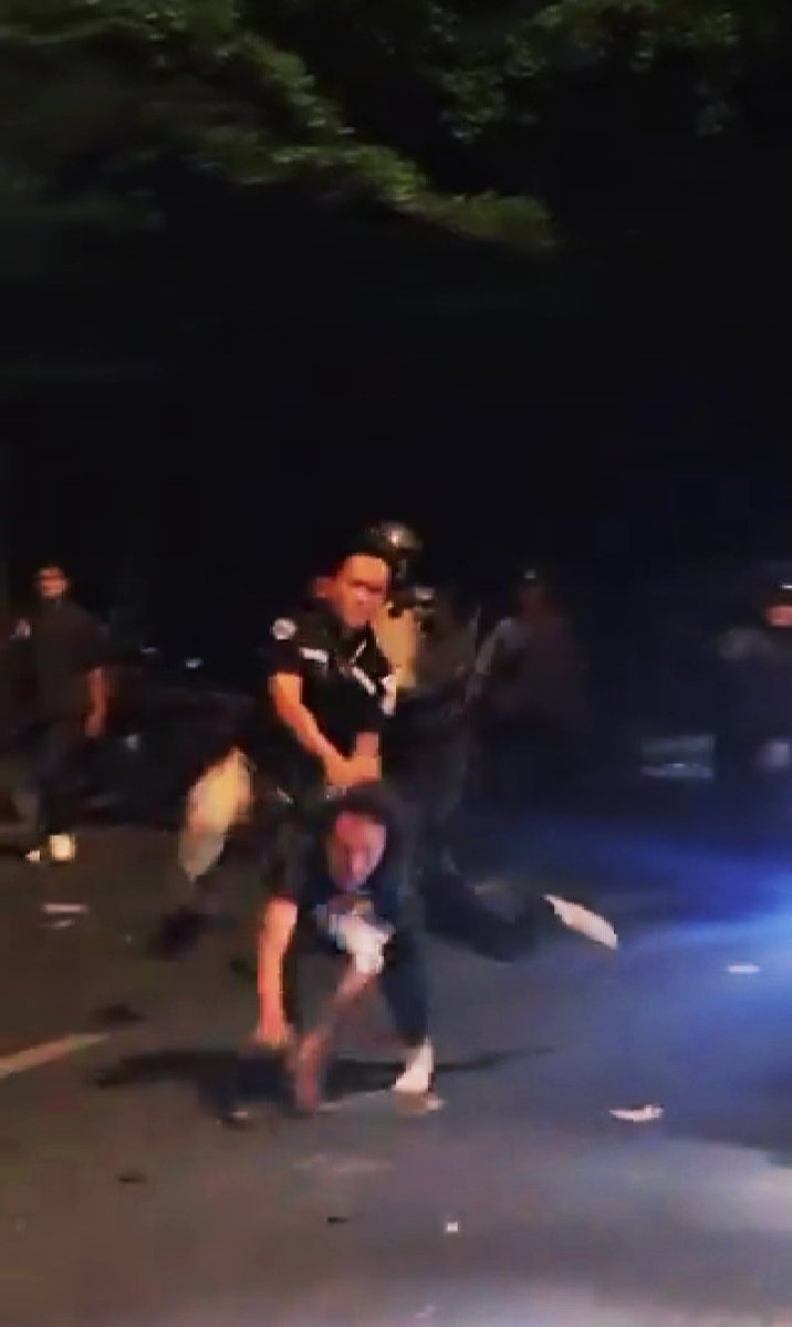 HukumDan's tweet image. Dikejar, di Banting , di Injak, di gebukin. 
Polisi Goblok!!