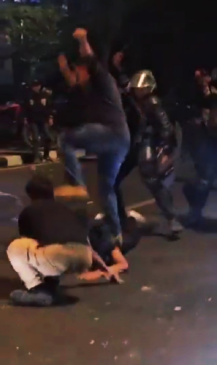 HukumDan's tweet image. Dikejar, di Banting , di Injak, di gebukin. 
Polisi Goblok!!