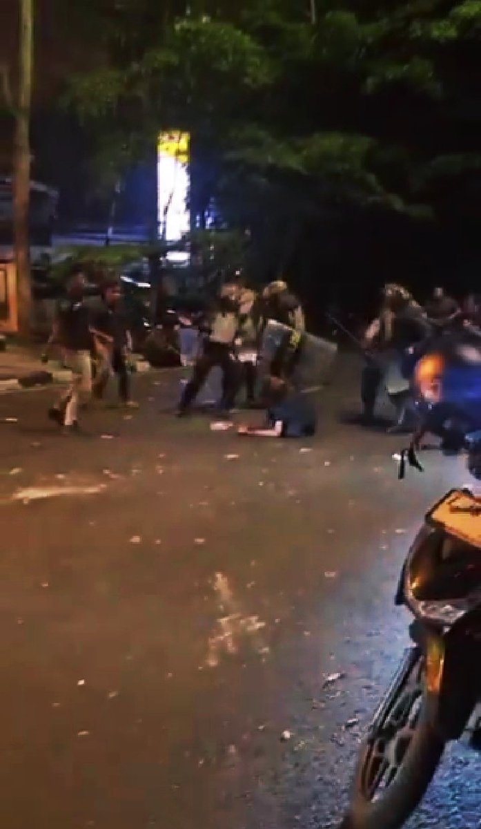 HukumDan's tweet image. Dikejar, di Banting , di Injak, di gebukin. 
Polisi Goblok!!