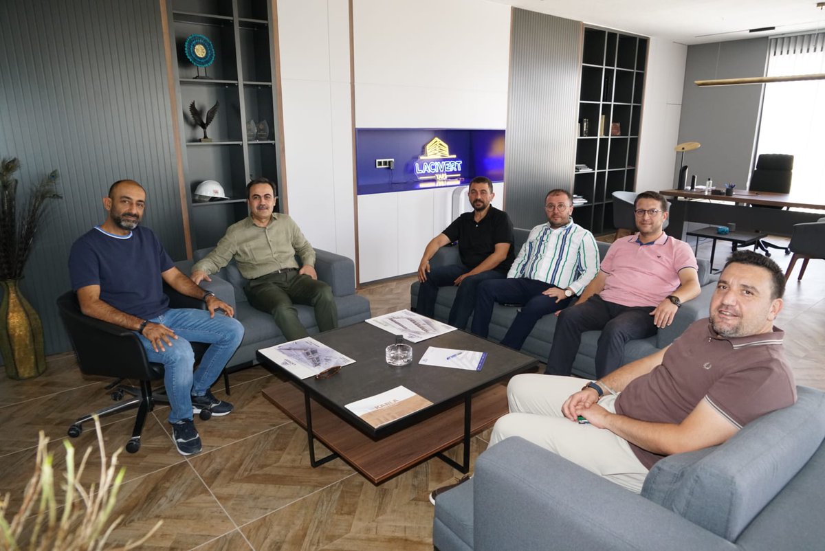selcukozturk_'s tweet photo. Yönetim Kurulu olarak Odamız Üyesi Lacivert Yapı'nın ortaklarından Özgür Kendirci'yi ziyaret ettik. 
Deprem bölgesine yönelik yaptığımız çalışmalara katkılarından dolayı teşekkür ederek, yeni ofislerinin hayırlı olması temennisinde bulunduk. 
Çalışmalarında başarılar diliyorum. https://t.co/JNrfdst1ii