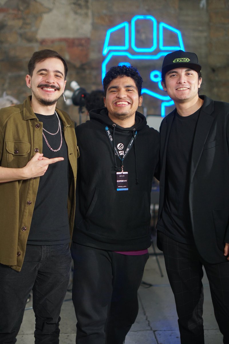 Antes de subir todo el contenido de #2XKO y el BTS quiero darle las gracias a <a href="/ArathGG/">Arath 🐬</a> por confíar en mi y en mi equipo y mostrarme un mundo tan maravilloso como lo son los FG y su comunidad, en esta foto estoy con las personas que más me inspiran en esta industria 🫶🏼♥️