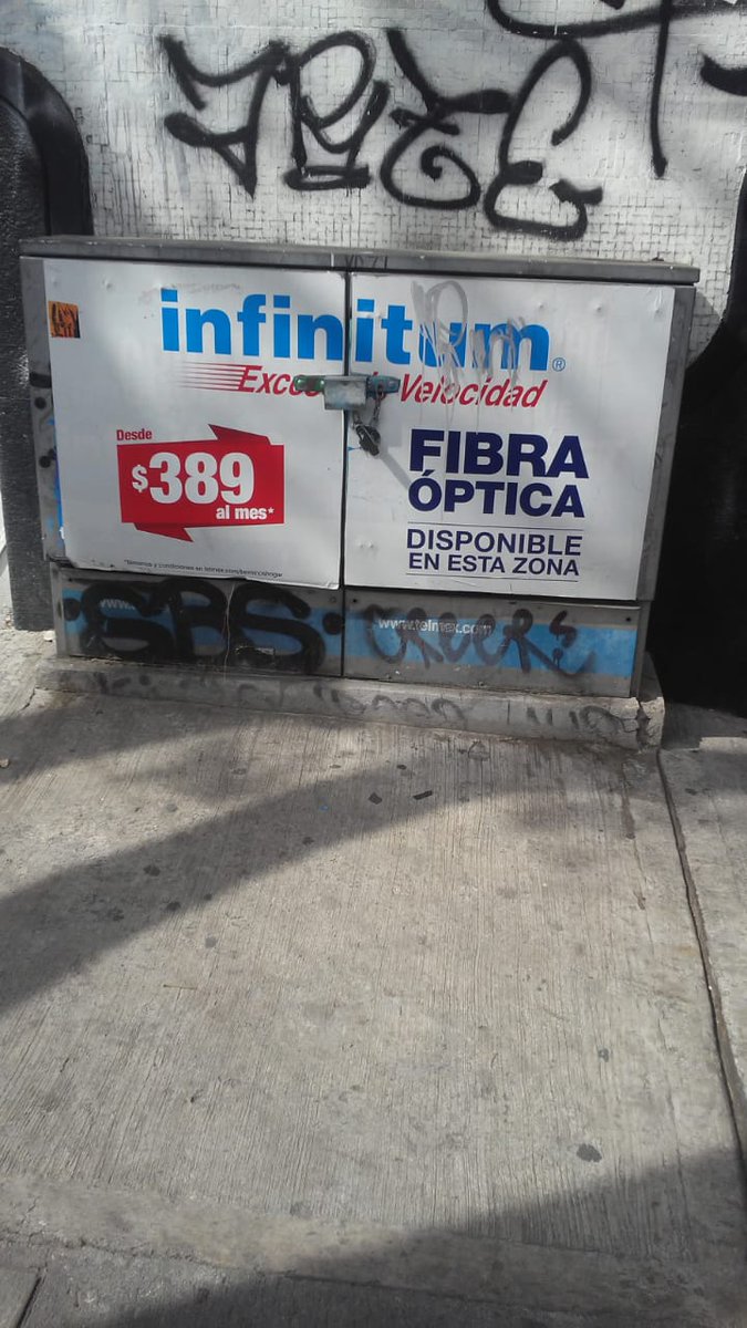 Grrrubiou's tweet photo. @TELMEXSoluciona Llevo casi 4 años reportando esta caja que obstruye la entrada a mi domicilio. ¿Ya pueden darme solución o hasta cuando? https://t.co/SScFZKPvDG