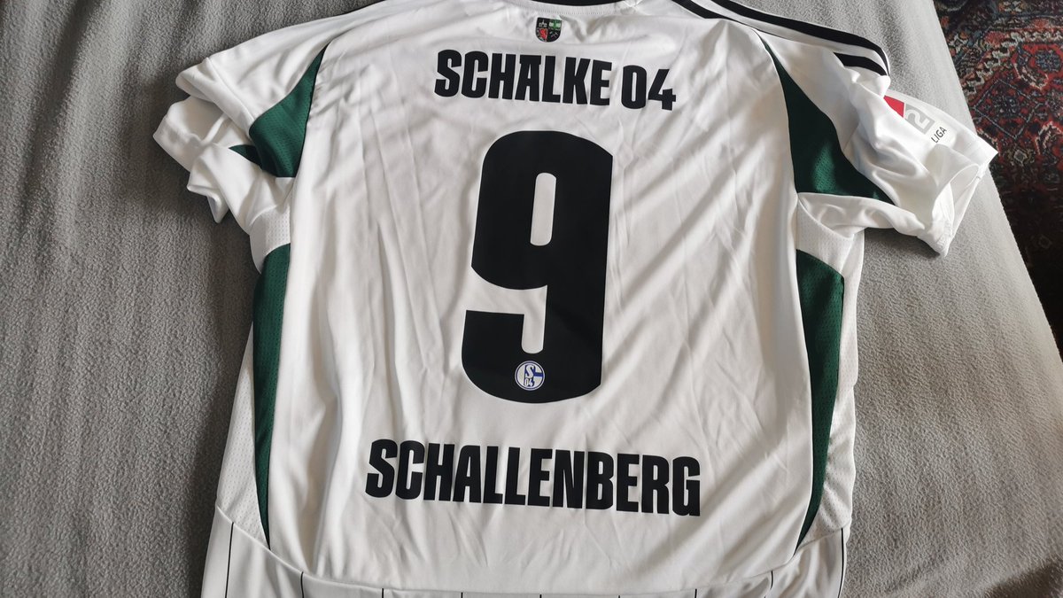 Da wartet man drei Wochen auf das Trikot und bekommt Moussa Schallenberg <a href="/s04/">FC Schalke 04</a> <a href="/11teamsports/">11teamsports</a>