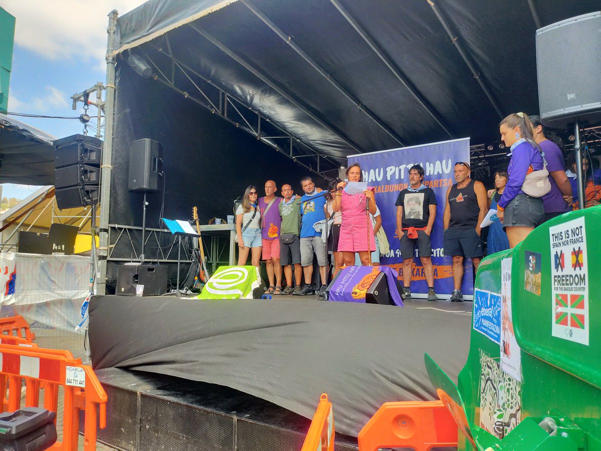 Aurtengo #EuskaraSaria preso politikoen euskara irakasleek jaso dute. 
Espetxetara euskararekin batera xamurtasuna eraman dute astero astero. Gora zuek eta gora <a href="/haupittuhau/">Hau Pittu Hau</a> konpartsa!