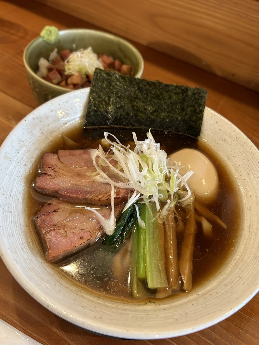 OWKpadawan's tweet photo. 愛知県豊橋市「たのしみ」味玉醤油らーめん＋釜焼叉焼丼　1050＋370円
スープは、魚介が前面に出ていて出汁を味わうスッキリ系。麺は、手揉みが入った縮れ平打ち麺でプリプリ食感がたまりません。そして、磐田のヤマシロを思い出させる釜焼叉焼が最高に美味しかった！ご馳走様でした。#たのしみ https://t.co/Nx2CoUHqmJ