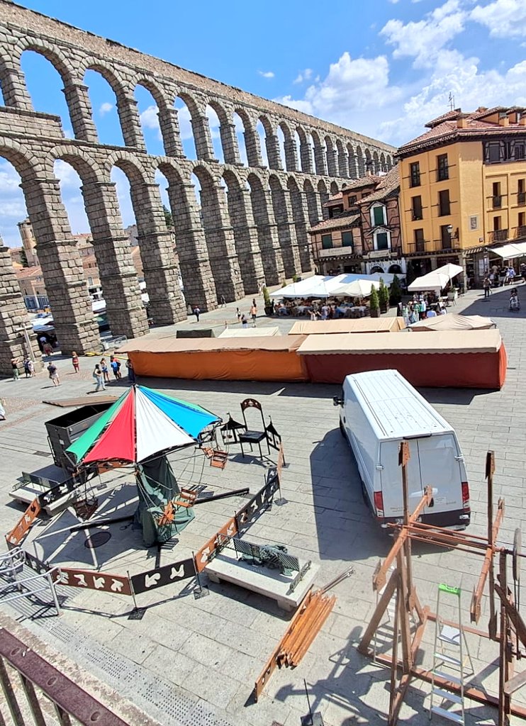 Angel_Galindo_'s tweet photo. Se han cargado la feria de artesanía, la de cerámica, la del libro... porque no se podían ubicar en esa zona por seguridad. Ahora el Ayto monta allí un mercado romano. Si no lo hacen ellos no les gusta. Así es como fomenta el PP la participación ciudadana en la cultura.
AVE Maza. https://t.co/VIgOJamv6S