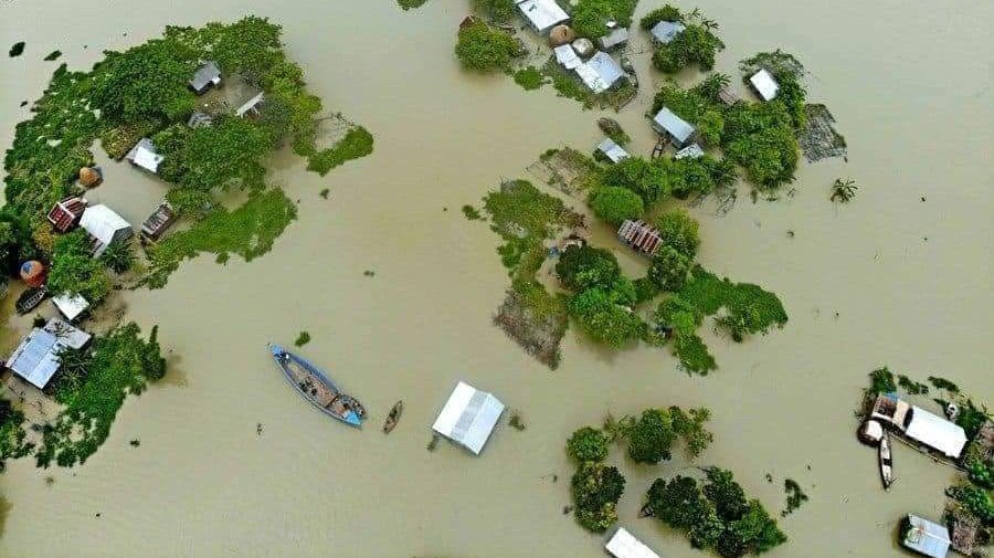 devatiqur's tweet photo. Devastating flash floods have struck four eastern and southeastern districts of Bangladesh, leaving hundreds of thousands stranded in numerous villages. 😐

Pray for Bangladesh 🙏 https://t.co/46JzafVSrB