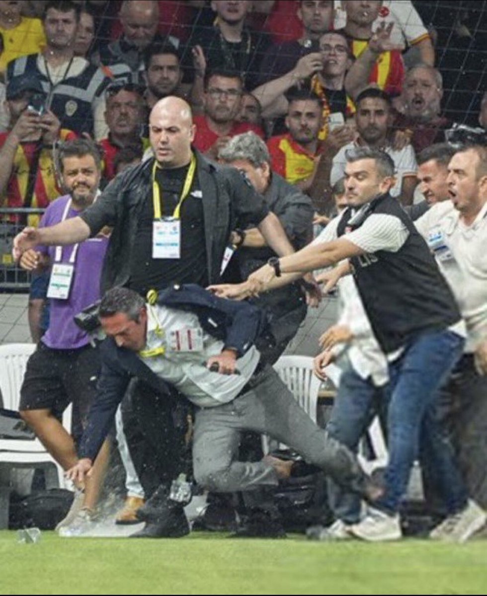 “Hayat Kısa
Kuşlar uçuyor

Göztepe-Fenerbahçe 17.08.2024

2 maç başka stadyumda oynarız geçer.
Ama bakın bu kare evlat acısı gibi size miras.