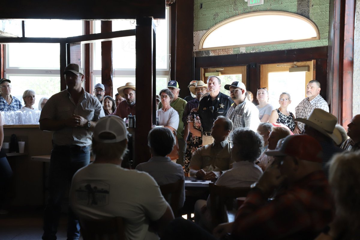 TimSheehyMT's tweet image. Packed house at the Musselshell Steakhouse! The community here in Harlowton can't wait to FIRE @JonTester! #RetireTester