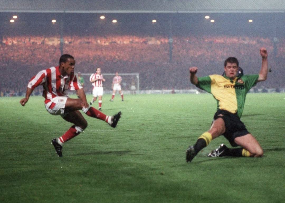 Just been chatting to Neil Hulse, the Sentinel photographer who took this brilliant photo. Says he sees it everywhere but rarely gets any credit. Always namecheck a photographer, if you can, when you use pics on social media, folks. It's a profession. They don't do it for 👏👏👏