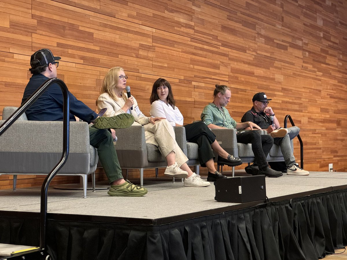 BrendaBaileyBC's tweet photo. Happy to be a panelist with a legend in the #VancouverTech ecosystem, the one and only Ryan Holmes! Great panel and thanks Casey Lau for the #websummitVancouver Swag! Shout out to Chris Neuman and Panache Ventured on a great Founders Day event! @invoker https://t.co/zIZYFh9BQg