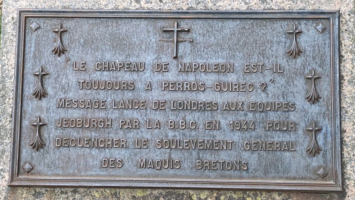 ecruzlibro's tweet photo. Perros-Guirec. Costa de granito rosa. Francia.
La placa dice:
“El sombrero de Napoleón está siempre en Perros Guirec. Mensaje lanzado desde Londres a los equipos de Jedburgo, desde la BBC, en 1944 para declarar el sublevamiento general de los maquis bretones” https://t.co/YOiu7W6J2S