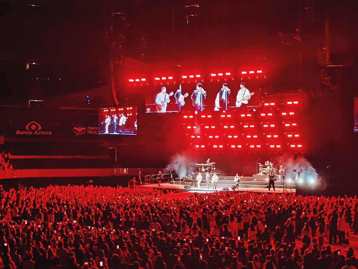 Hay algo especial en estar rodeada de 20 mil personas que aman las mismas canciones y a lo mismos tres Jersey Boys que tú... 17 años siendo fan de los Jonas Brothers y serán muchos más