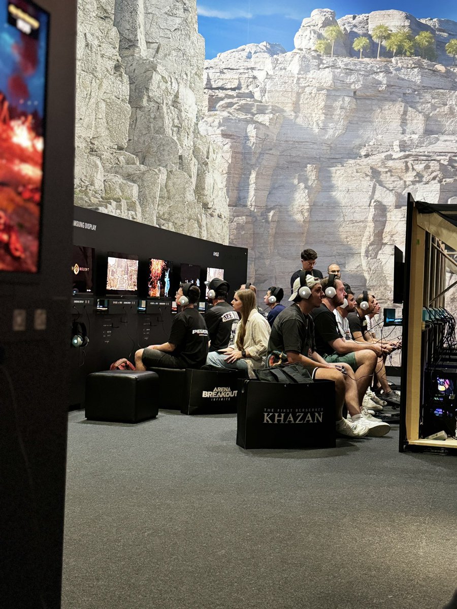 Deebeegeek tweet media