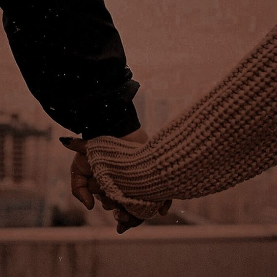 "Złapałam mocniej jego płaszcz, a on zerknął na moją dłoń na sobie, potem na moją twarz i potarł palcami czoło, mocno przy tym zaciskając szczękę.

– Mam ochotę cię udusić.

– Wiem, wiem. Poznaję tę minę".

* ੈ✩‧₊˚ 27.08.2024 #wbrewmojrom