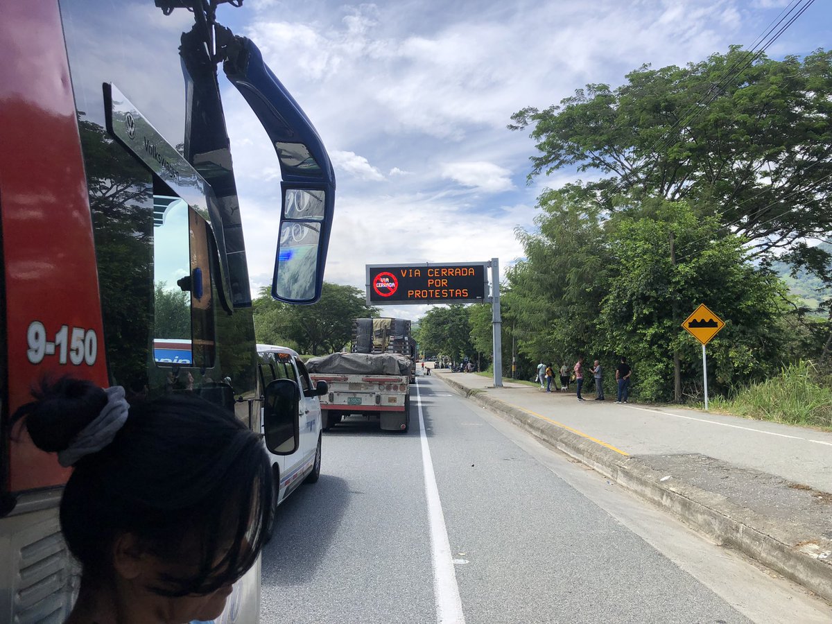 Ruedaeze's tweet photo. "Una imagen vale más que mil palabras”. Un país paralizado… @CaracolRadio @BluRadioCo @WRadioColombia @rcnradio https://t.co/XNZKjkhT77
