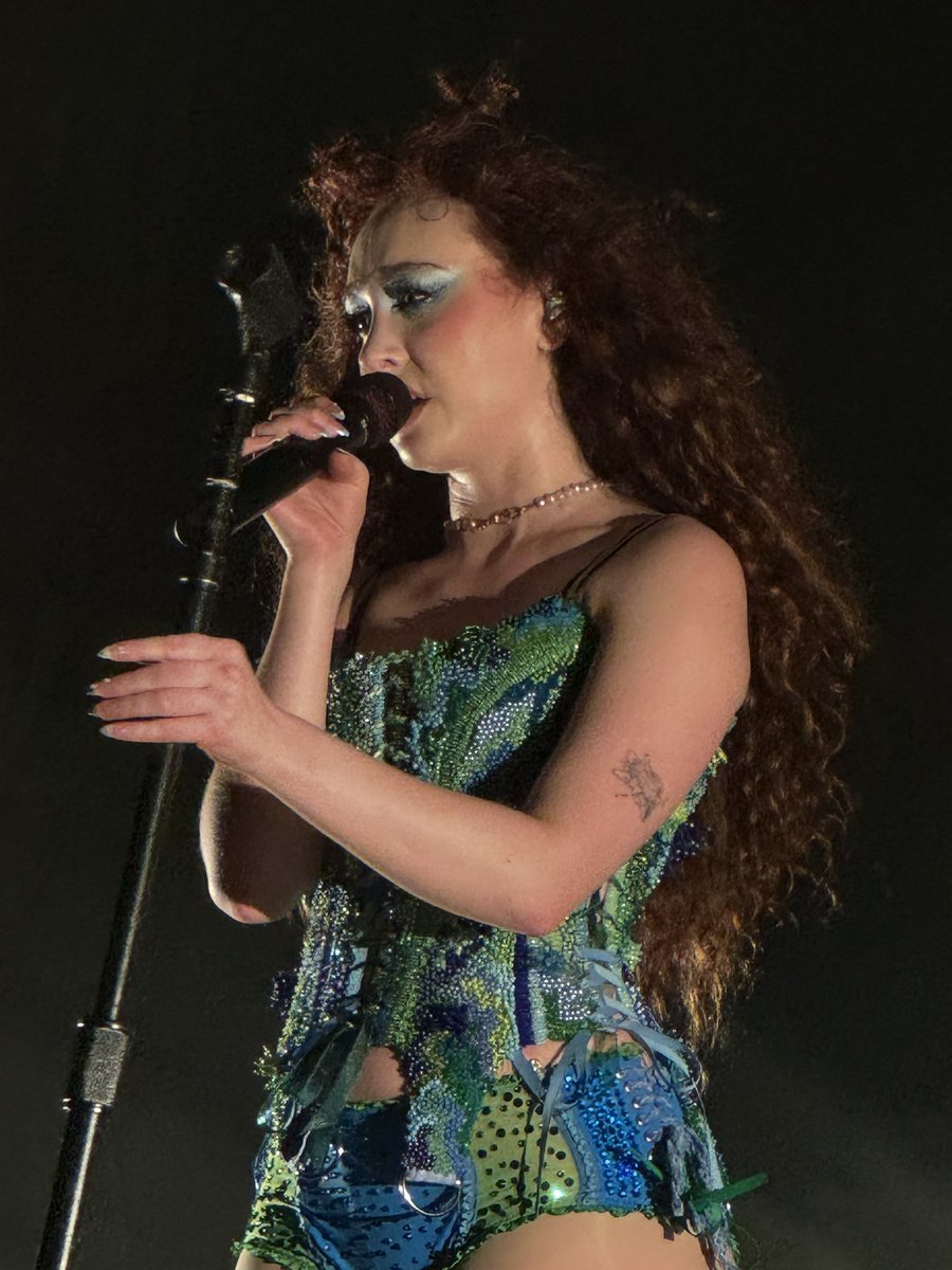 kingcnyn's tweet photo. photos i took of @ChappellRoan earlier this year at Jannus Live in st pete 🔥🔥🔥 (i need to stop gatekeeping my photos) 😭😝🤘🏻✨ pictures by me 📸 #ChappellRoan https://t.co/n4gQxK3qpe