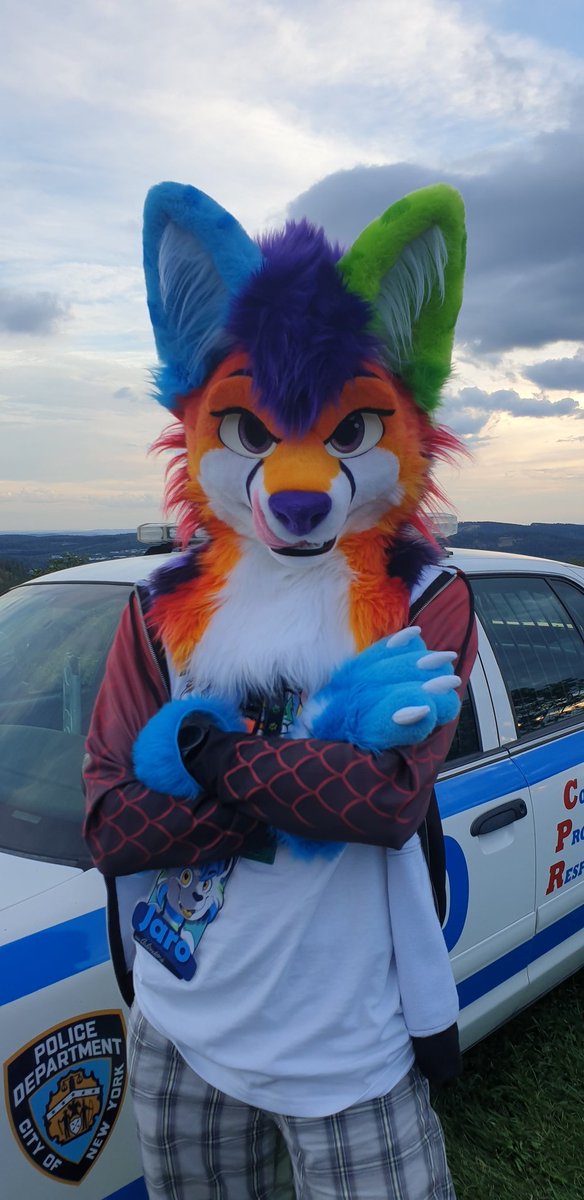 <a href="/SpectrieWusky/">SpectrieTheWusky ^.^</a> The angyest candy fox I have seen at #East12 😂
🍭🦊  = <a href="/Jaro_Cat/">Jaro</a> 
#fursuiter #furry #furries #fox
#ilovemyjob 🔨🧵