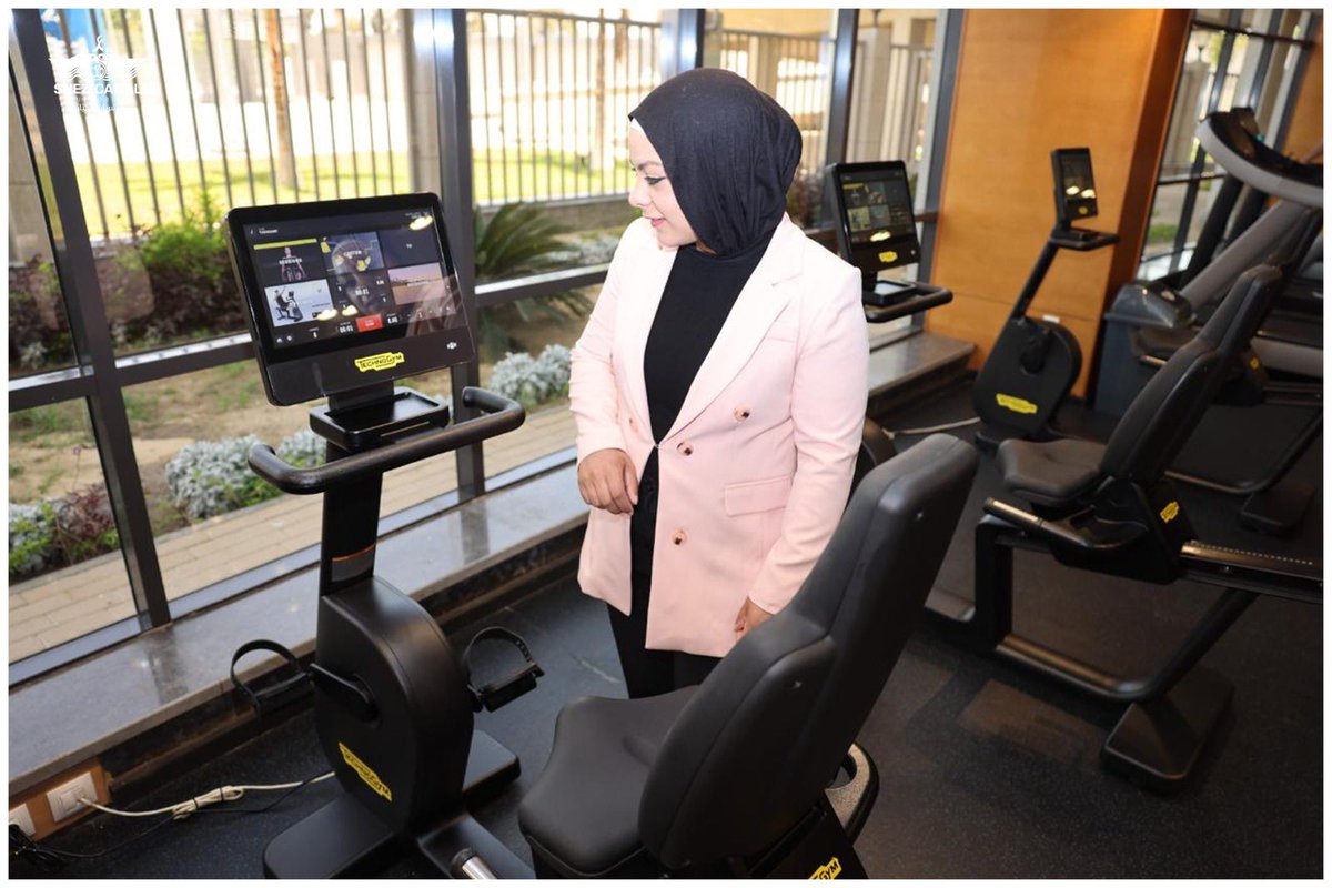 SuezAuthorityEG's tweet photo. البطلة الأولمبية " سارة سمير " صاحبة الميدالية الفضية بأولمبياد باريس ٢٠٢٤ داخل القرية الأولمبية بهيئة قناة السويس ✌️🇪🇬
#SCOV #Suezcanal #قناة_السويس_شريان_الحياة https://t.co/3rr5VUnhth