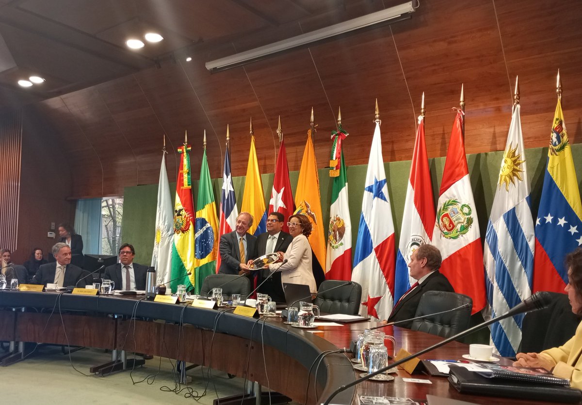 EmbaCubaUruguay's tweet photo. Presidenta Pro Tempore Comité de Representantes de @ALADI_SG, Embajadora @PopaDanel, preside sesión extraordinaria para despedir al Representante Permanente de #Panamá 🇵🇦, embajador @carlosaguilarn, quién culmina su Misión en #Uruguay 🇺🇾. #CubaEnUruguay #IntegraciónRegional https://t.co/IB8Yee6nlg