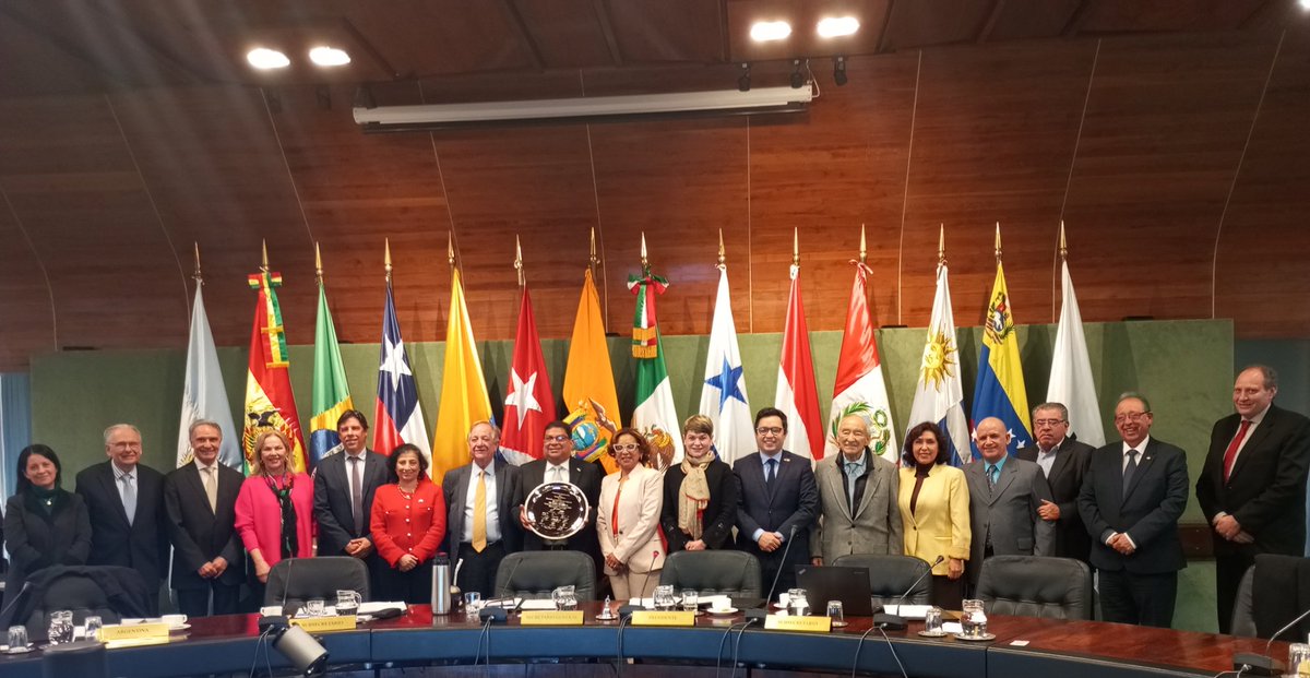 EmbaCubaUruguay's tweet photo. Presidenta Pro Tempore Comité de Representantes de @ALADI_SG, Embajadora @PopaDanel, preside sesión extraordinaria para despedir al Representante Permanente de #Panamá 🇵🇦, embajador @carlosaguilarn, quién culmina su Misión en #Uruguay 🇺🇾. #CubaEnUruguay #IntegraciónRegional https://t.co/IB8Yee6nlg