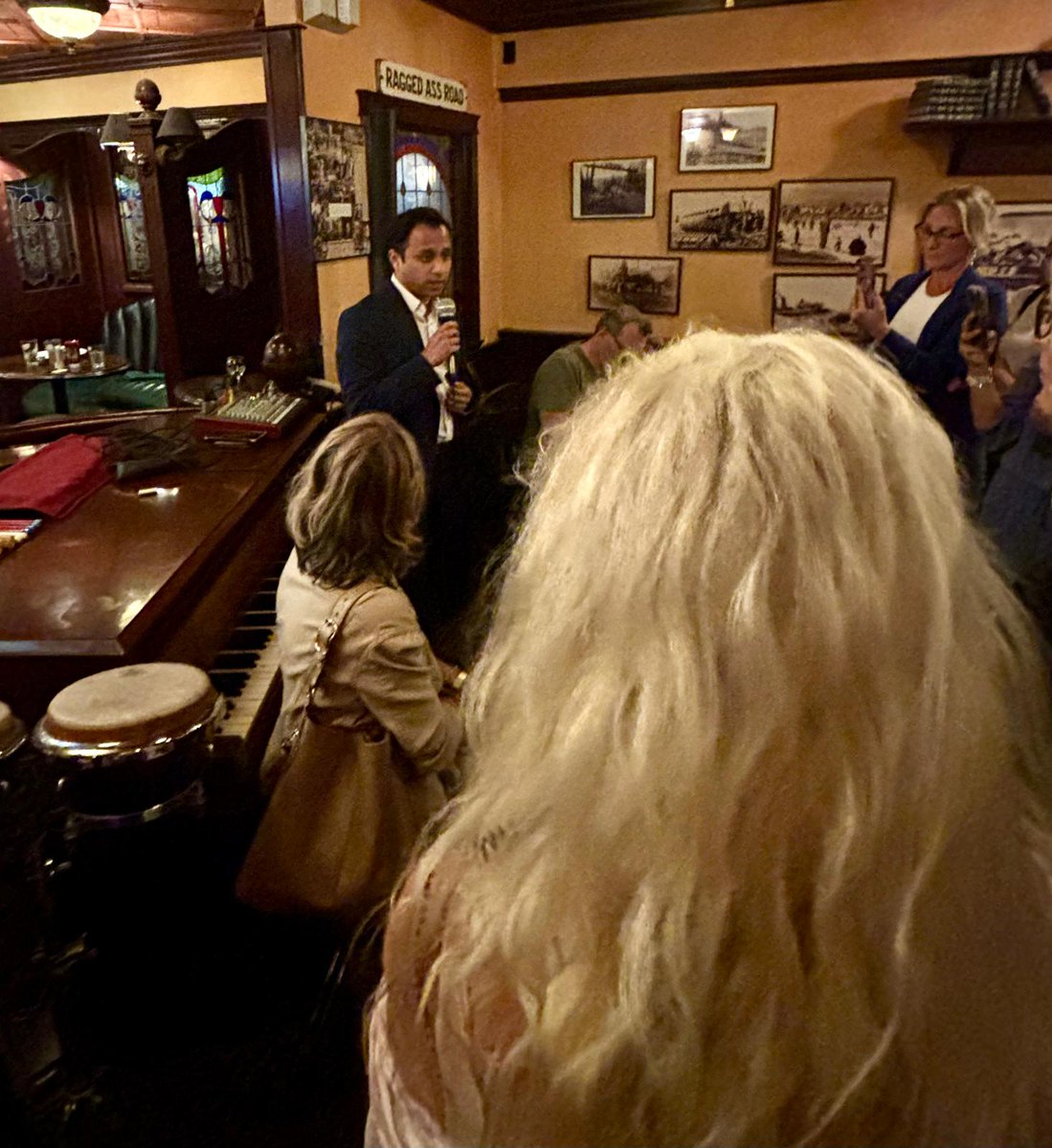 samchandola's tweet photo. Fun evening to support West Vancouver-Capilano's next MLA, @JaclynAubichon, at her fundraiser at the Red Lion Pub! Great to meet her future constituents and supporters. #BCElection2024 #RedLionPub #BetterBC https://t.co/7qCL1puIGe