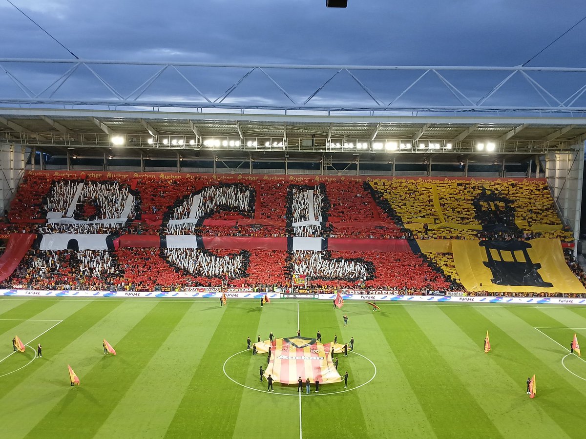 🚨 TIFO EXCEPTIONNEL AU STADE BOLLAERT POUR LENS-PANATHINAÏKOS 🤯❤️💛

📸 <a href="/LensoisComLive/">Lensois.com</a>