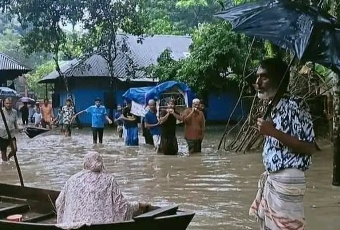 গত ৪০ বছরের রেকর্ড ভেঙে ফেনীর মুহুরী নদীর পানি বিপদসীমার অন্তত ৫৫ সেন্টিমিটার উপর দিয়ে প্রবাহিত হচ্ছে।
ভারতের ত্রিপুরায় অবস্থিত ড'ম্বু:র গেট খুলে দেয়া হয়েছে।যার ফলে ফেনী, নোয়াখালী, কুমিল্লা অঞ্চল বন্যা পরিস্থিতি ভয়াবহ আকার ধারণ করেছে। পানি বন্দী হয়ে পড়েছে কয়েক লাখ মানুষ।