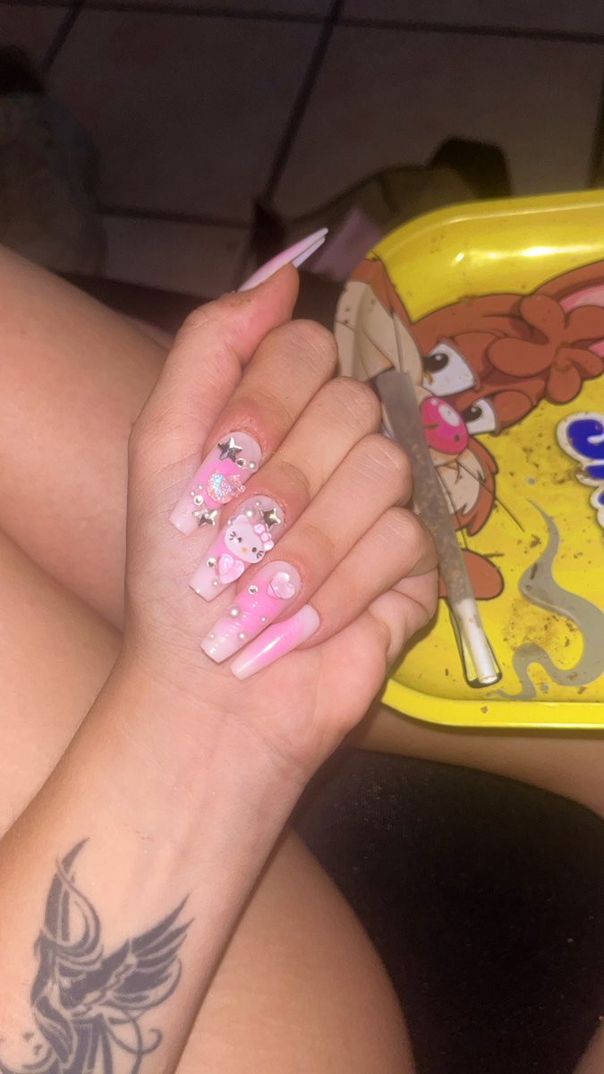 _lil_sara's tweet photo. “Ma li fai i lavori in casa con quelle unghie?”
Si tiro su pure le canne https://t.co/97nLbQ5dkm