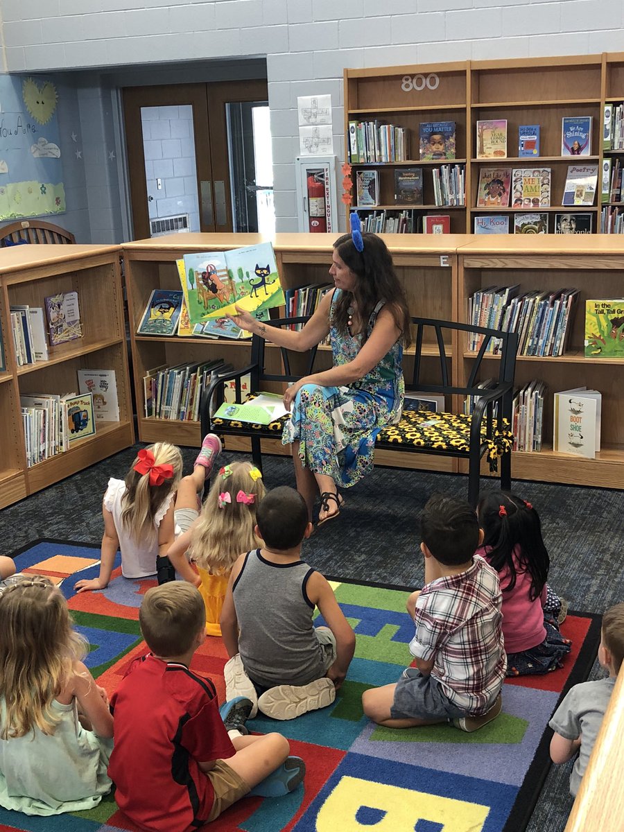 MrWogOHE's tweet photo. @OHEWelde reading some Pete the Cat to kindergarten. She even brought out the ears! @HawkTweets #BVTogether https://t.co/cORUNMqLOm